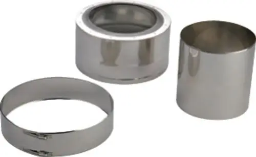 Drei metallische Bauteile für Abgasanlagen, einschließlich eines Mündungsabschlusses und eines Klemmbandes von Bosch. Die Teile zeigen eine glänzende Oberfläche.